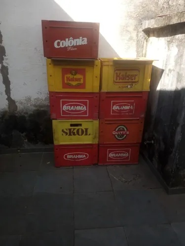 7 caixa de ceveja com vashiame vazio. 