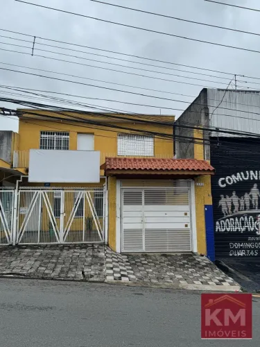 Sobrado com 03 dormitórios | Individual | Aceita Pet | Vaga | 900m da estação