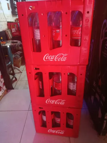Caixa com vasilhame coca cola
