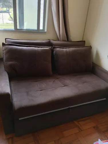 Sofá cama marrom.