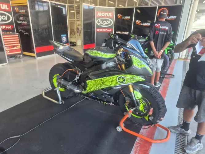 Yamaha R6 moto track day pista