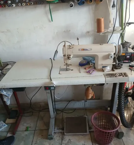 Máquina de costura reta industrial