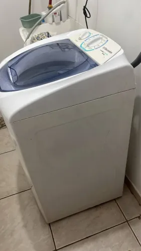 Máquina de lavar roupas Electrolux Turbo Economia com capacidade de 6kg.