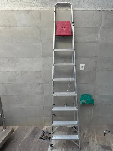 Escada dobrável em alumínio leve e resistente com 8 degraus