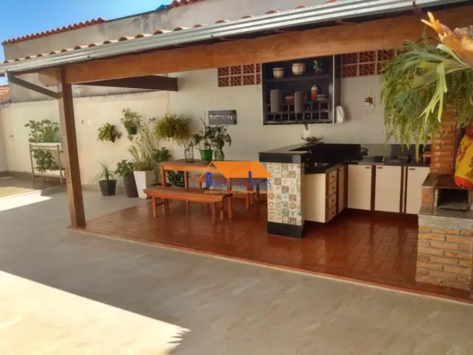 Casa de 4 quartos no bairro Candelária