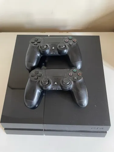 Ps4 + 2 controles