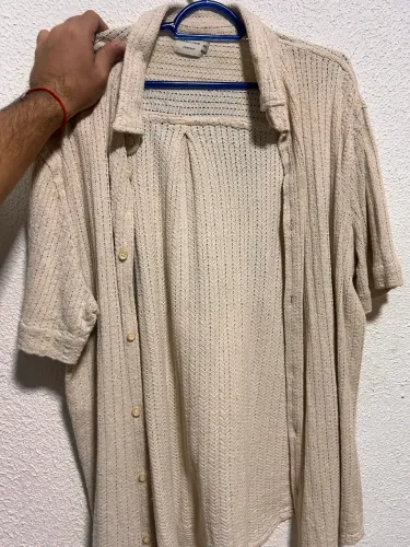 camisa masculina de manga curta da Renner com textura trançada na cor bege.