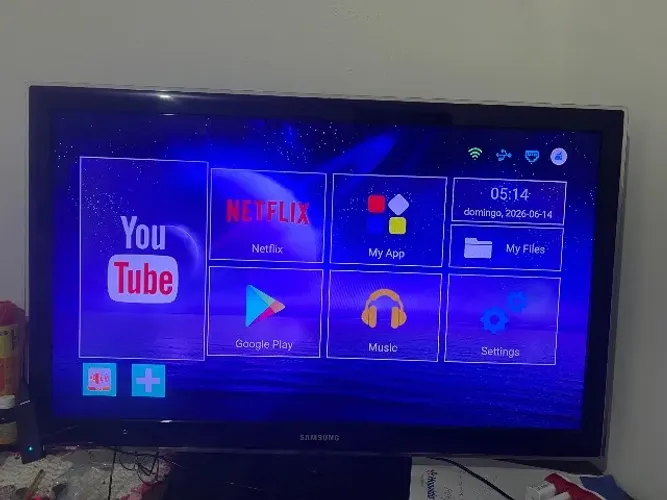 Tv não é smart já acompanha o aparelho 