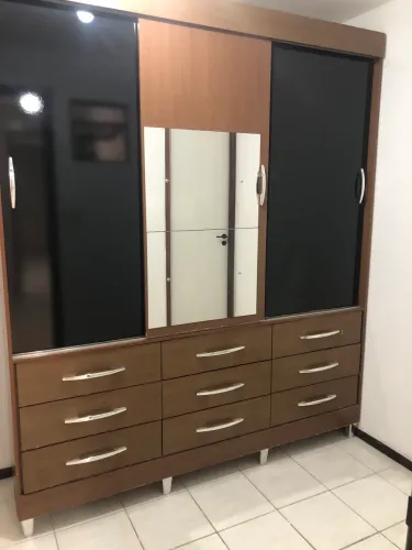 Guarda roupas com espelho