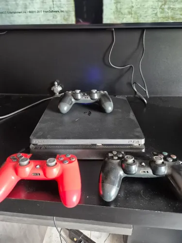 Play Station 4 - com 3 controles