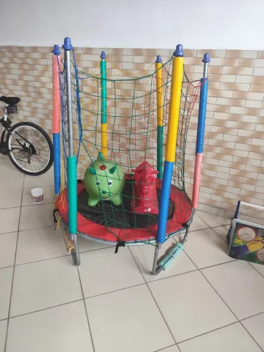 Vendo Cama Elástica Pula Pula de 1,40m, com Cavalo de Balanço e Dinossauro de Borracha.