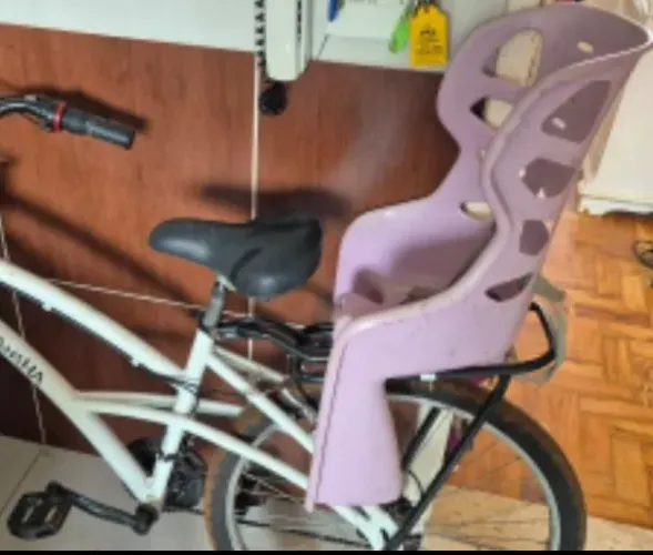 Cadeirinha infantil para bike acompanha o bagageiro