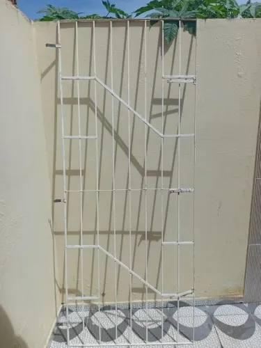 Vendo grades para porta e janelas. porta 2.41x96m janela1.48mt 1.48m por 1.20m
