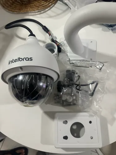 Câmera Speed Dome da marca Intelbras.
