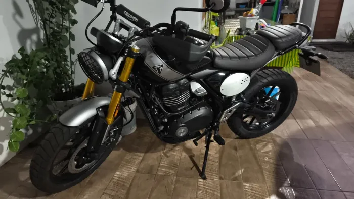 Moto Triumph scrambler preta Vendo ou troco