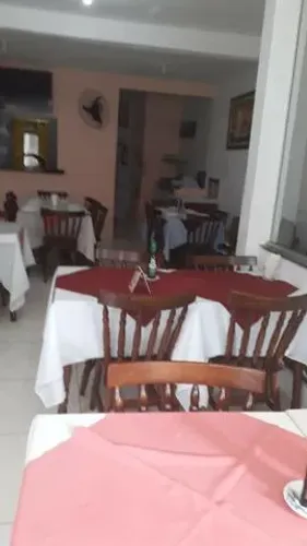 Prédio de quatro andares próximo ao CAB