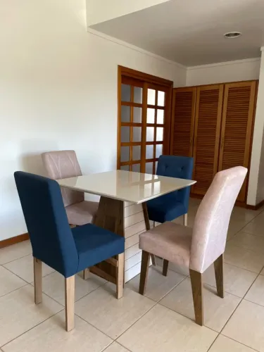 Mesa de jantar com tampo de vidro + 4 cadeiras