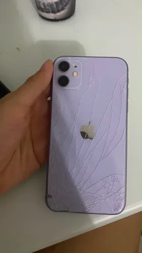 iPhone 11 64 giga. Tela atrás trincada mais funcionando perfeitamente