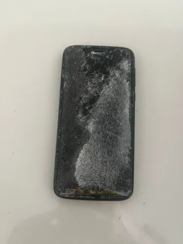 Motorola Moto G7, com tela quebrada. Para uso da carcaça.
