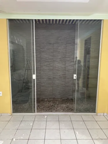 Porta de vidro com 2,60 de altura por 2,38 de largura 
