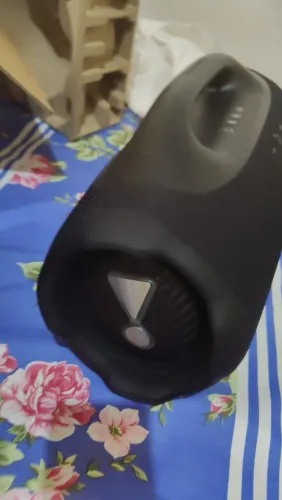 Vendo uma boombox 4 nova na caixa 