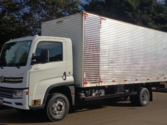 VW 11-180 2023 baú 6,20 mts