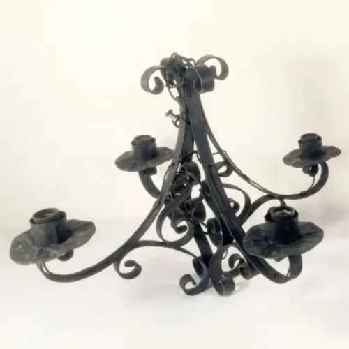 Antigo lustre em ferro forget patinado de preto para quatro lâmpadas *Descrição