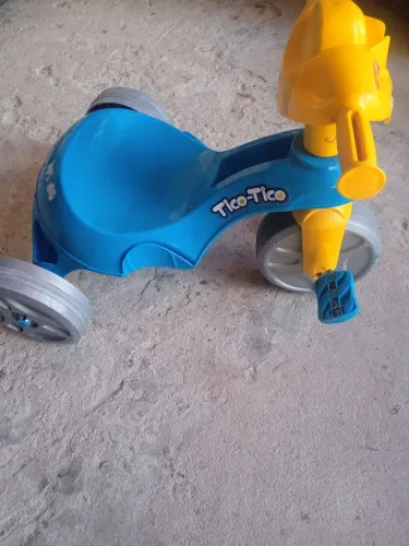 Velocípede menino e ursos