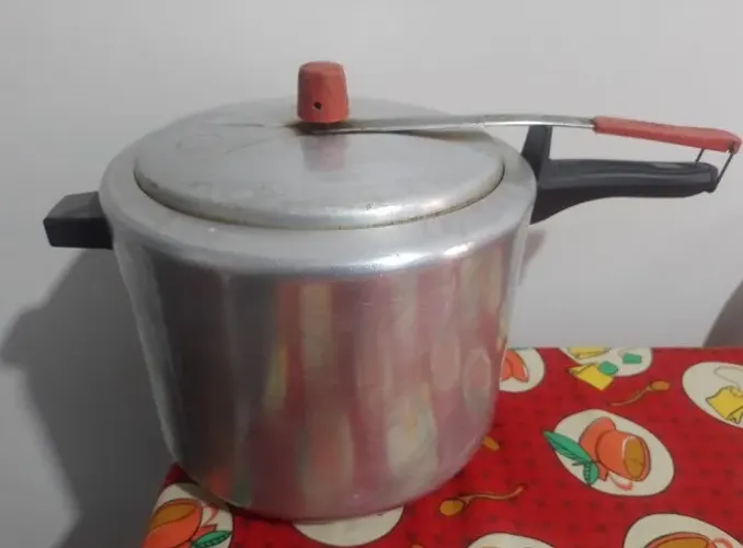 Panela de pressão grande