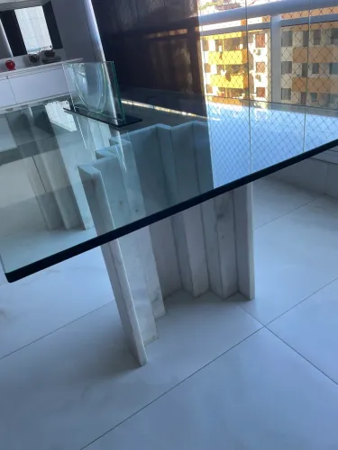 Mesa tampo de vidro e base de mármore 
