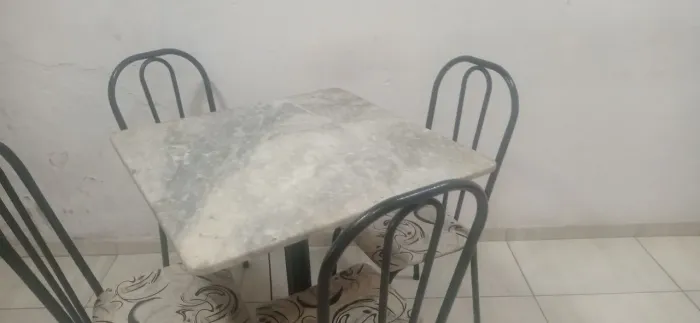 Mesa com quatro cadeiras