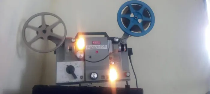 Vendo um projetor super8 eming S712 foncionando relíquia