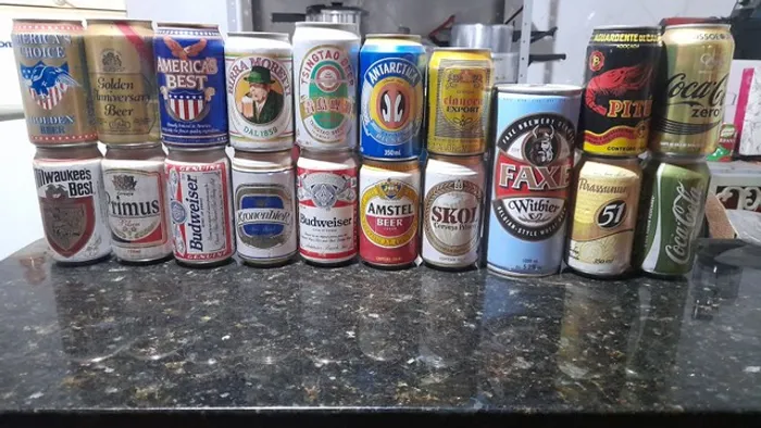 Latas de refrigerante e cerveja