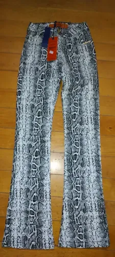 Calça Jeans Feminina Flare Estampa de Cobra