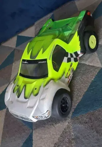 Carro de corrida RC 1/10