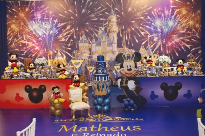 Vendo lona plotada tema rei com nome Matheus 