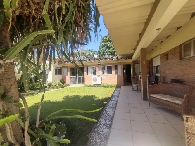 Casa com 4 quartos 5 banheiros à venda com vaga e piscina em Camobi, Santa Maria, pertinho