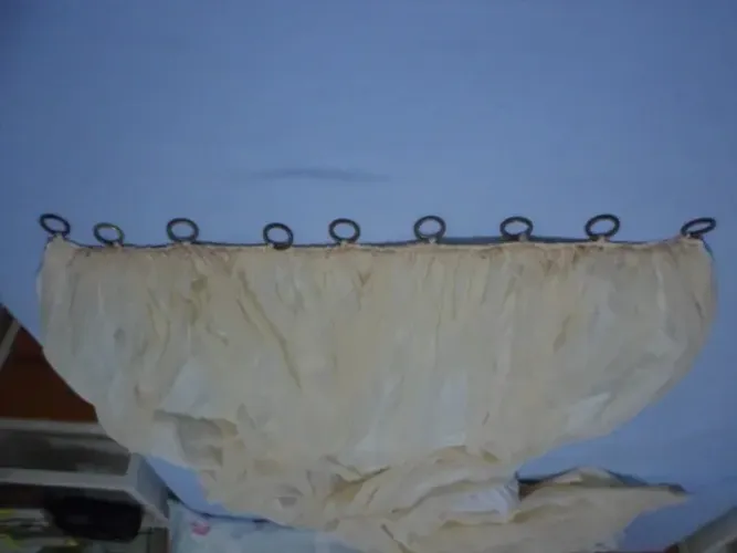 Cortinas em voil com forro medindo 0,80 m cada uma de largura e 2,55 m de comprimento .