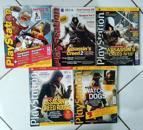 Kit 5 Revistas Playstation com detonados de Assassin's Creed 2, IV Black Flag, Watch Dogs