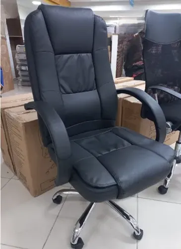 Cadeira presidente escritório preta em corino 