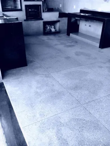 Trabalho com pisos de marmorite feito com granitina