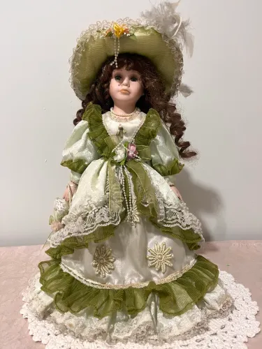 Boneca de porcelana antiga