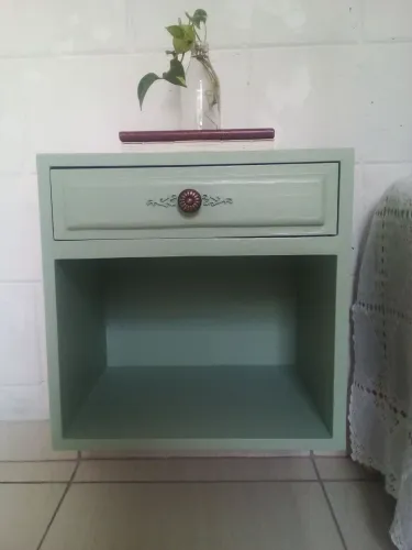 Mesa de cabeceira vintage verde com gaveta