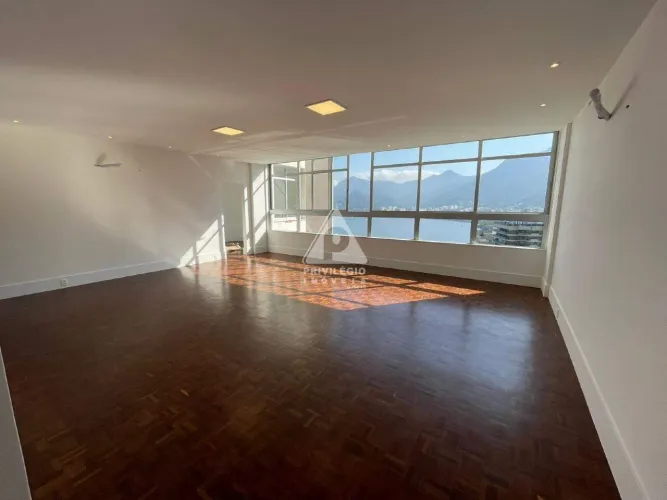 Apartamento reformado com vista espetacular para a Lagoa e o Cristo Redentor