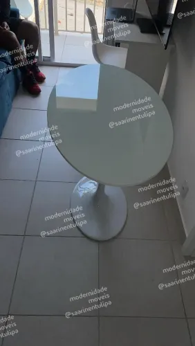 Fabrica Mesa Saarinen oval tampo vidro branco 110 x 060