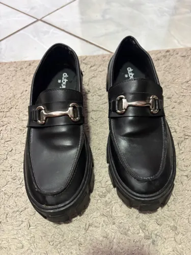 Sapatos Loafer Tratorado Preto com Detalhe Metal