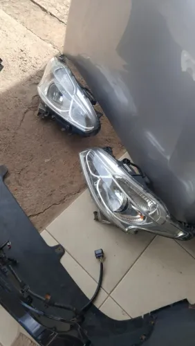 Peugeot 208 ano 2014 par de farois dianteiros de lampada