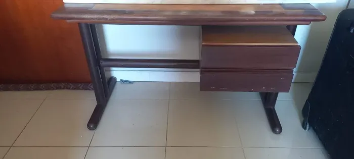 Escrivaninha de madeira com gavetas