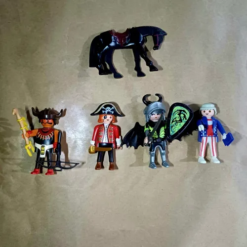 Coleção Playmobil - Personagens e Cavalo
