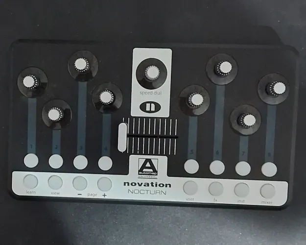 700Controlador MIDI (novation nocturn) para DJs